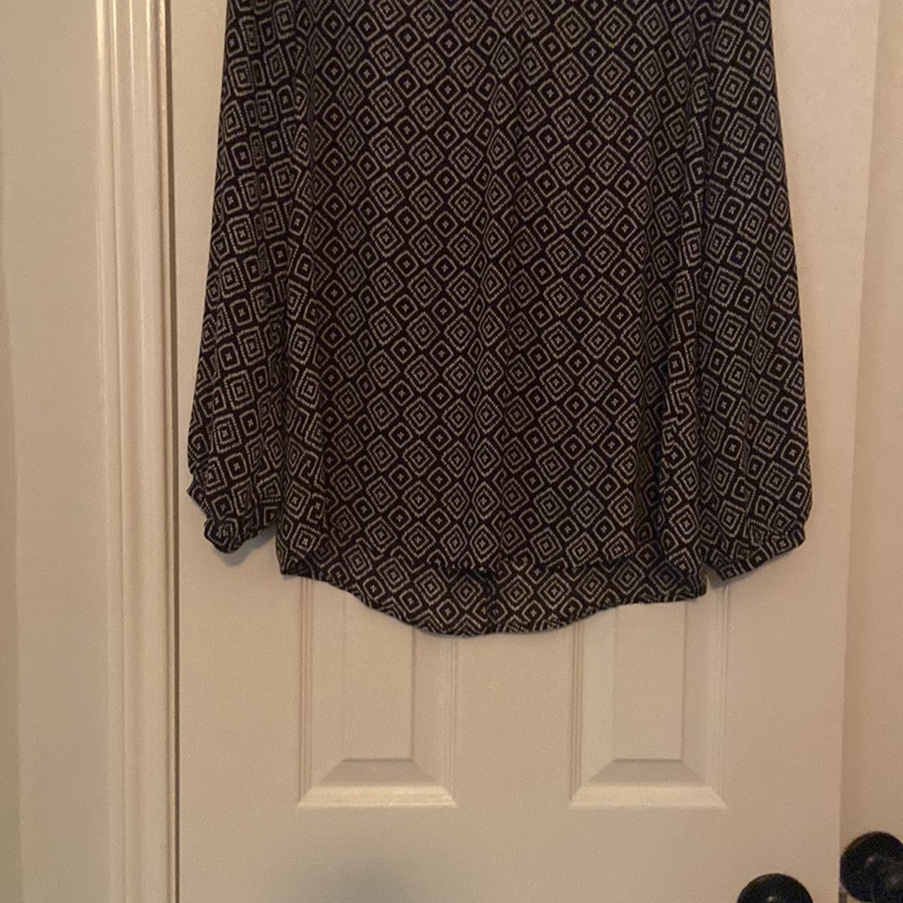 Black blouse with unique details - Picture 4 of 7